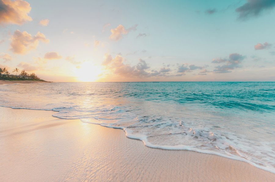Praia de águas cristalinas ao pôr do sol