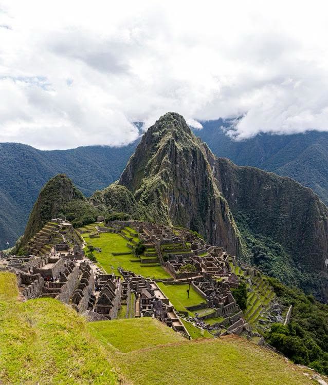 Ruínas de Machu Picchu entre montanhas, no Peru